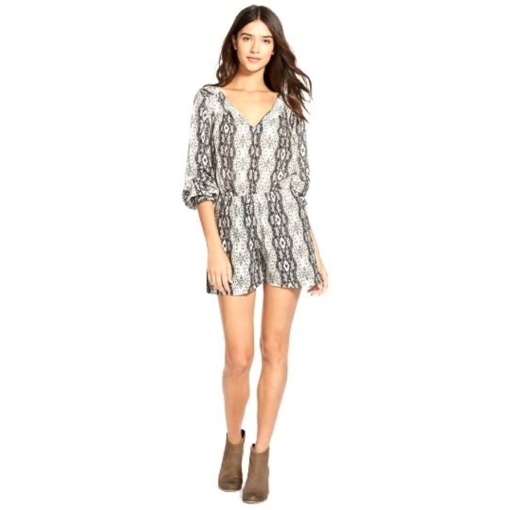 Volcom Black‎ & White Printed V-Neck Long Sleeve Romper M